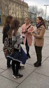 Wir im Gespräch mit PassantInnen.