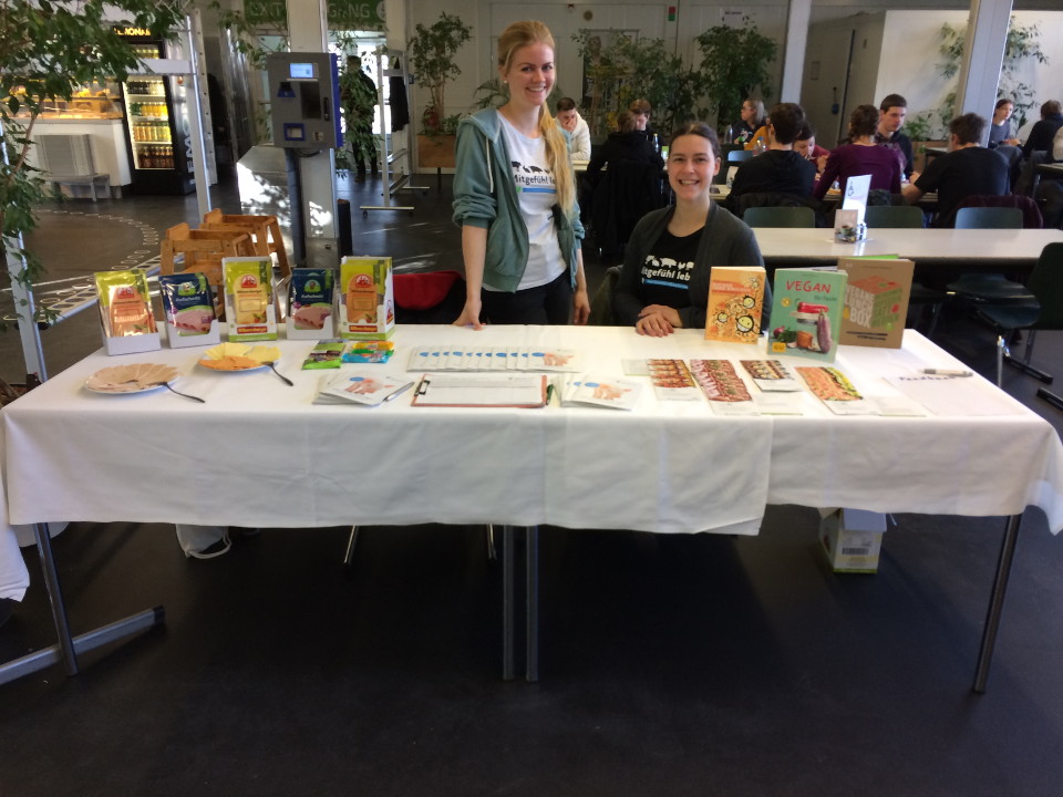 Zwei Aktive hinter einem Stand der ASS in einer Dresdner Mensa.